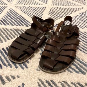 Leader Kenneth Cole sandals in perfect condition, rarely used. Size 9